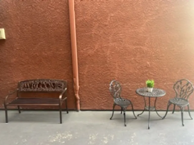 Russell Court Apartments — Photo 18