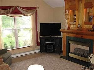 4th image of 8 Queen Ann Ct