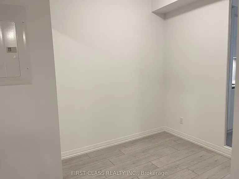 400 King St W #520 — Photo 4