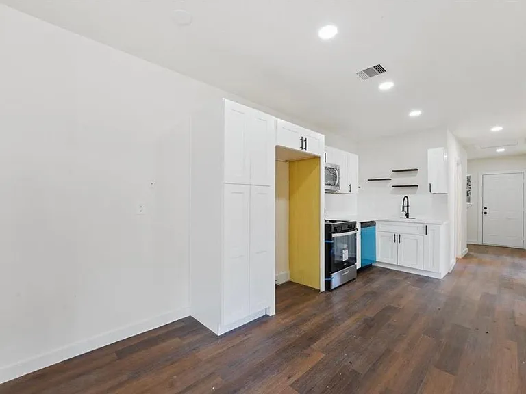 828 Westford St — Photo 9