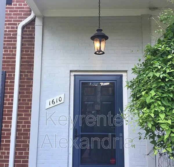 1610 Kenwood Ave — Photo 2