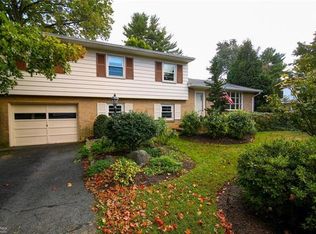 922 Lawrence Dr, Emmaus, PA