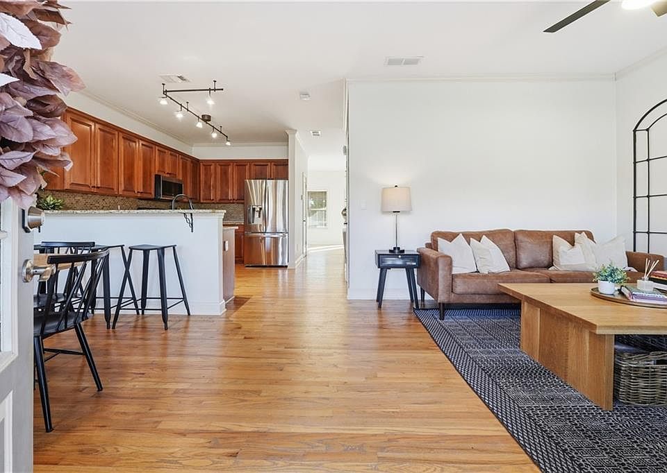 1st image of 411 Royal Crescent Ln E