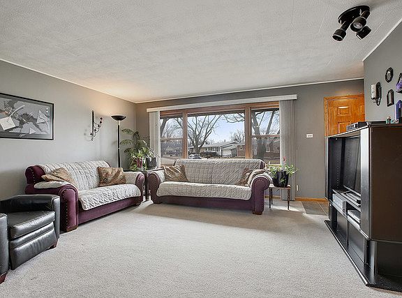 2nd image of 30 Blackhawk Dr