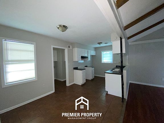 4th image of 4040 Sandburg St