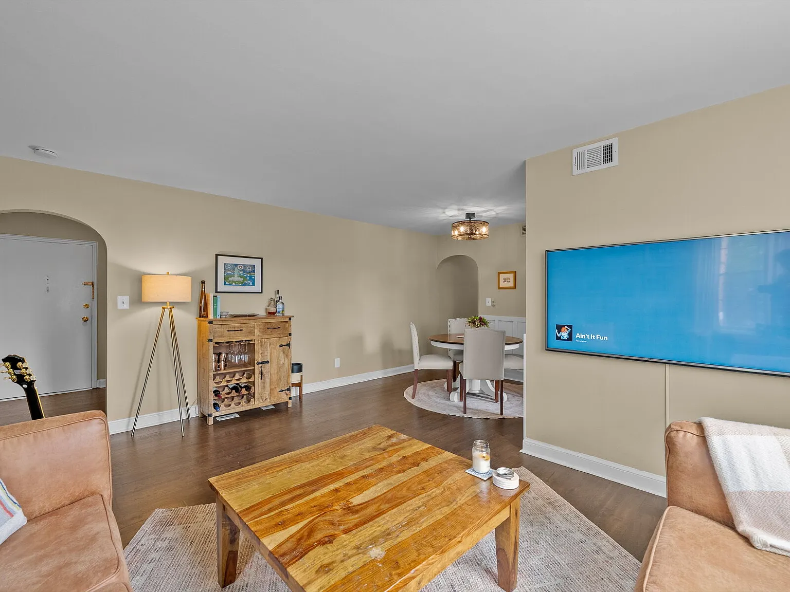 2 bed, 1.0 bath, 868 sqft, $2,400 — Photo 4