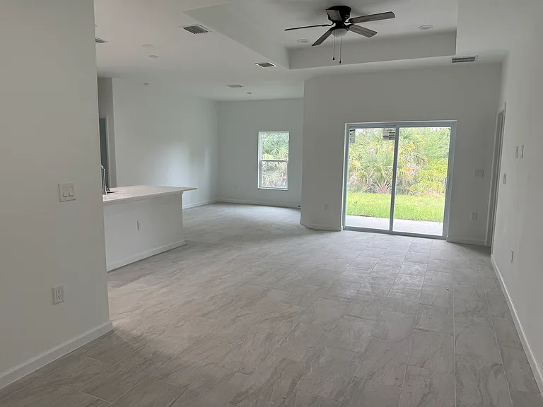 2523 Cloras St — Photo 2