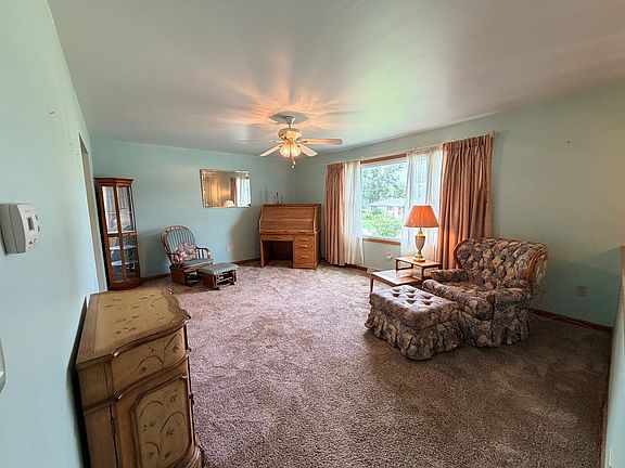 4th image of 828 Regent St