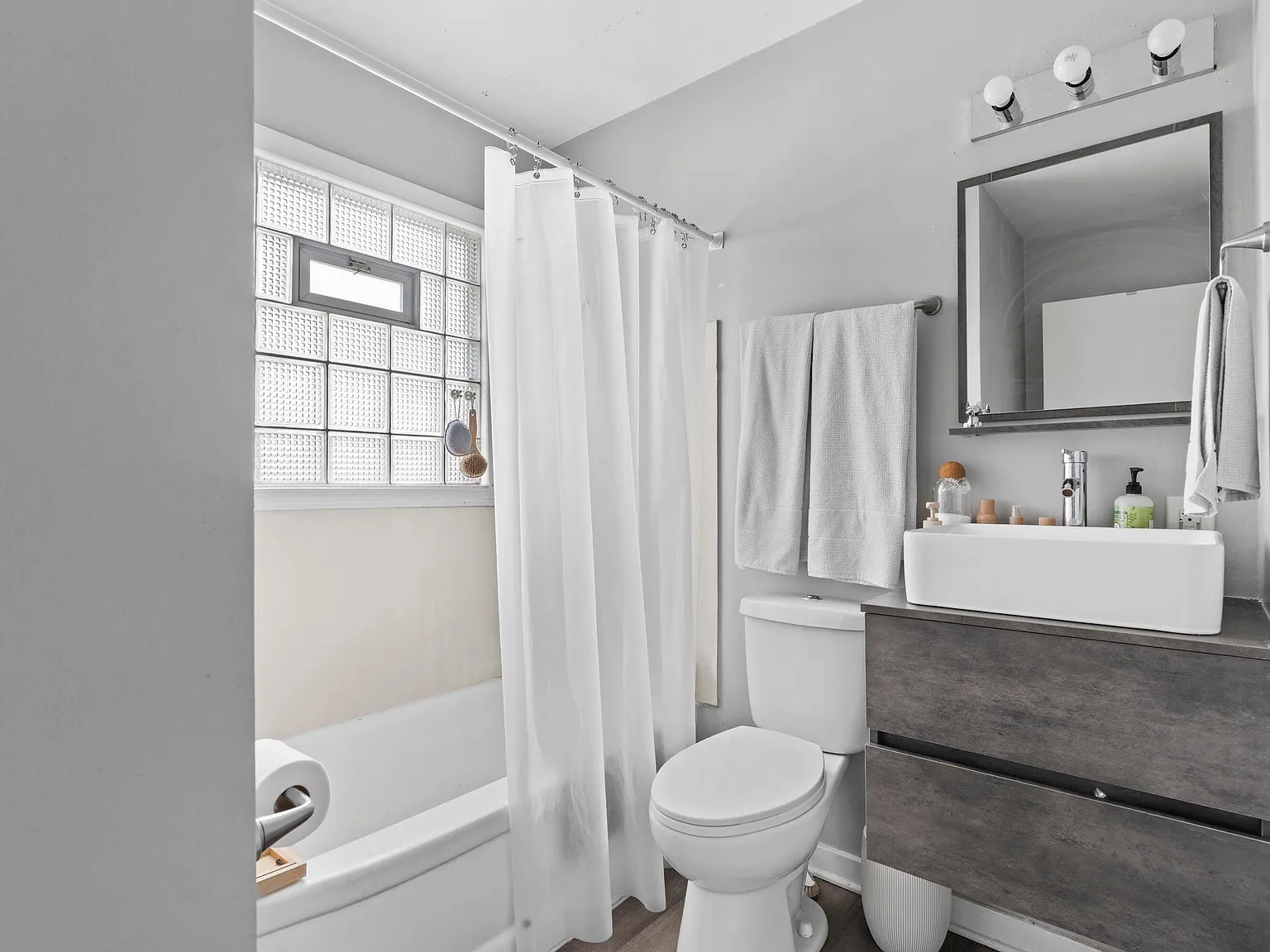2 bed, 800 sqft, $1,300 — Photo 1