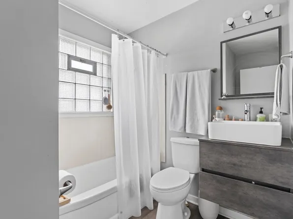 3000 S 61st St #3002, Milwaukee, WI 53219