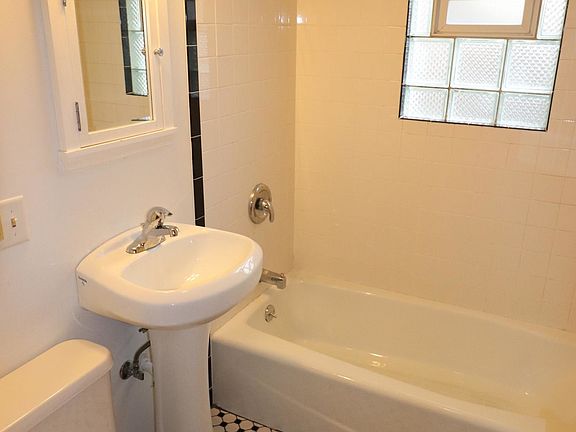 3rd image of 2921 W Belmont Ave #1R