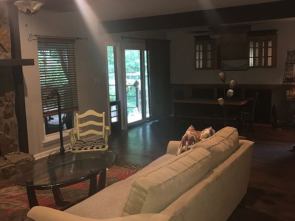3rd image of 542 Pebble Creek Dr