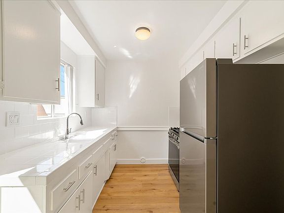 5th image of 1256 W Gardena Blvd APT 4