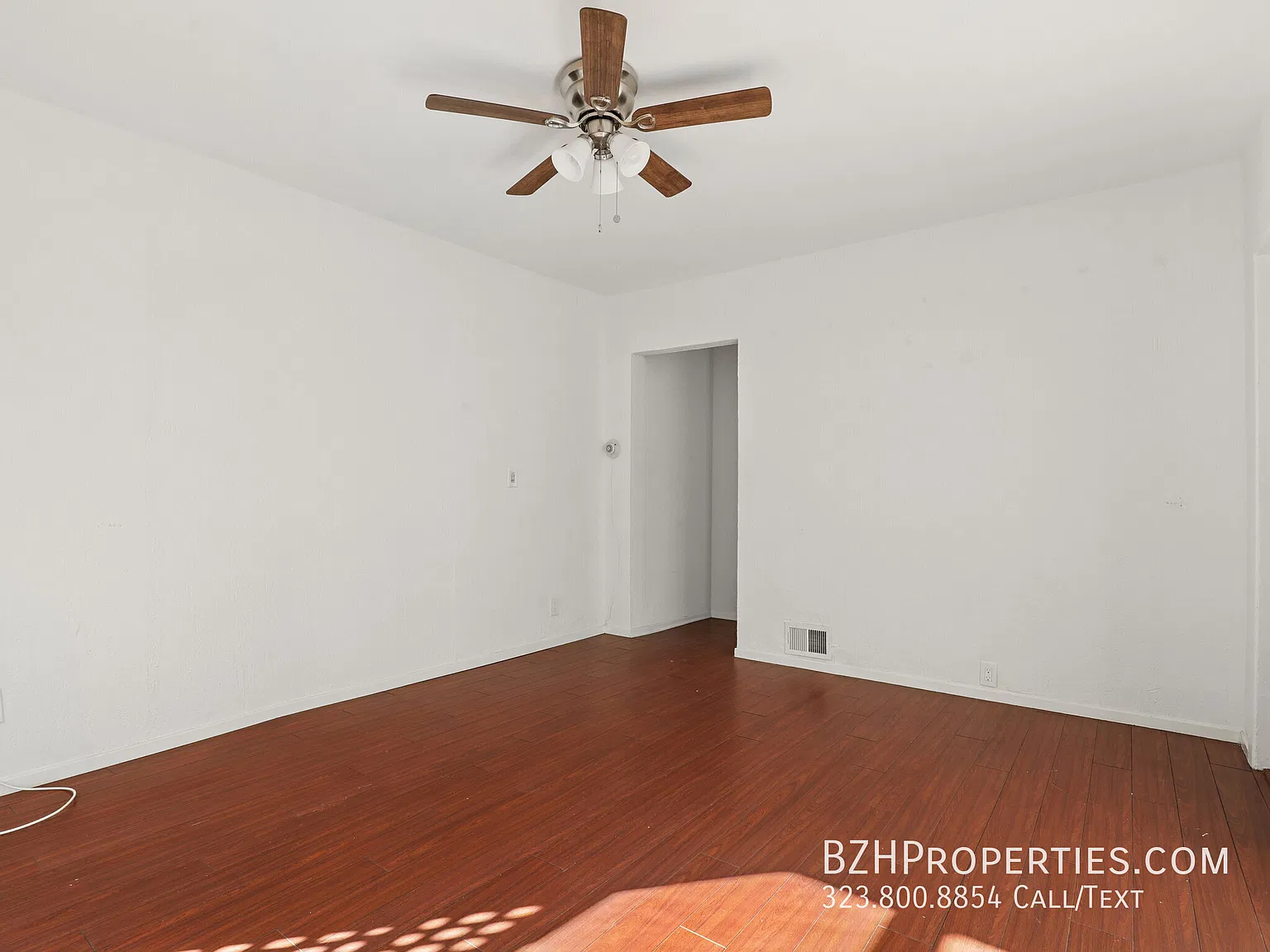 2 Bedroom in Hollywood Hills with Private Patio — Photo 2