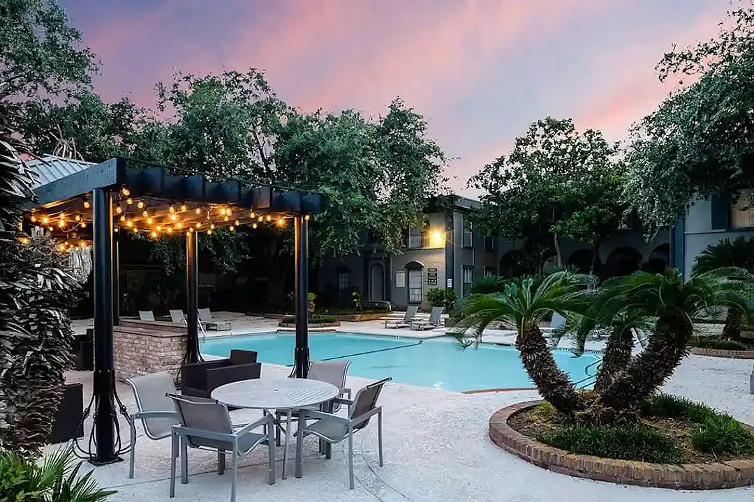 Star Westheimer Apartments — Photo 1