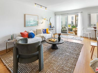 1154 S Barrington Ave APT 201, Los Angeles, CA, 90049