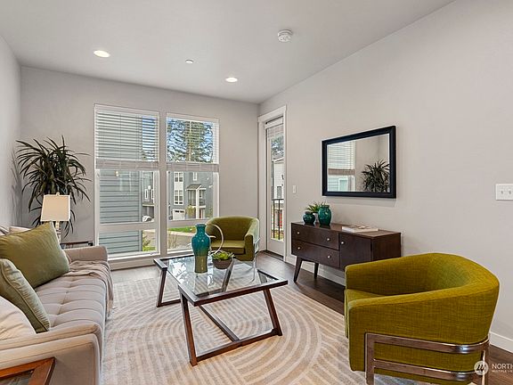 3rd image of 13717 Admiralty Way #B5