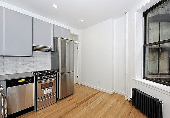 2nd image of 190 Avenue Of The Americas #3RS
