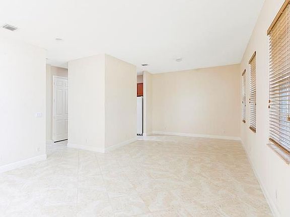 5th image of 6907 Lakeside Cir N
