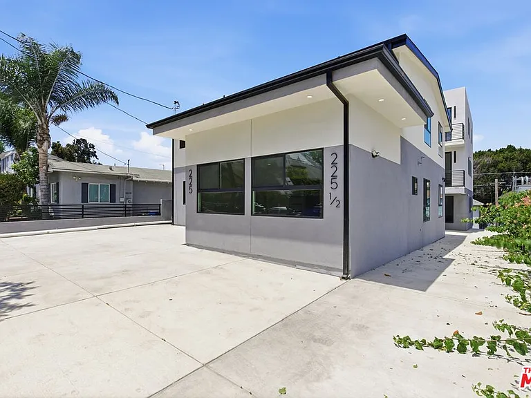225 N Burlington Ave — Photo 22