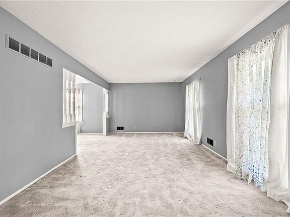 5th image of 11800 E 61st St