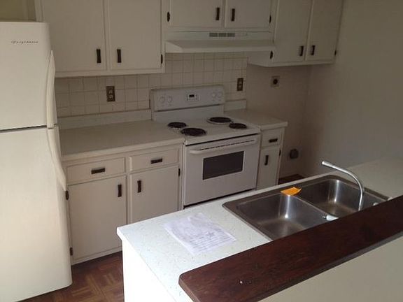 3rd image of 7851 Fernbank Ct