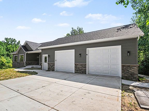 3rd image of 60620 Lilac Rd