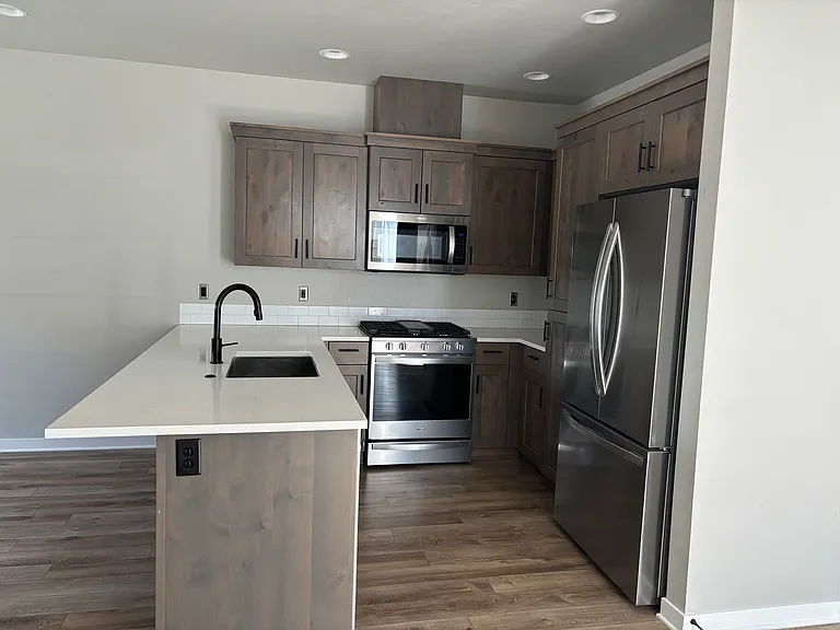 Kitchen with large Island