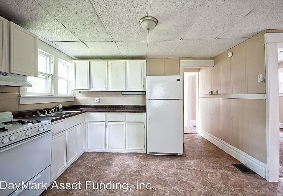 1st image of 672 W Lexington Ave