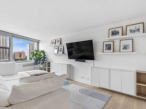 3rd image of 555 W Cornelia Ave APT 1311