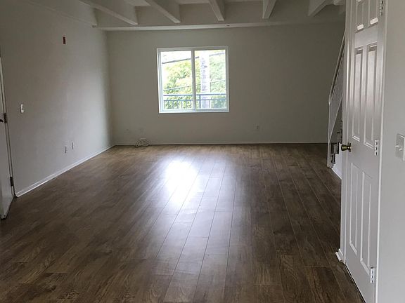 3rd image of 319 W Hawthorn St #201