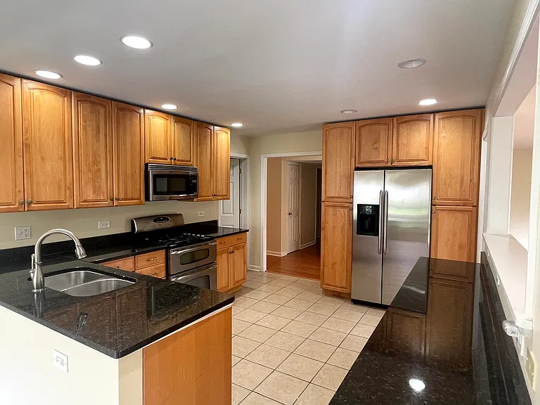 2S525 Lloyd Ave — Photo 16