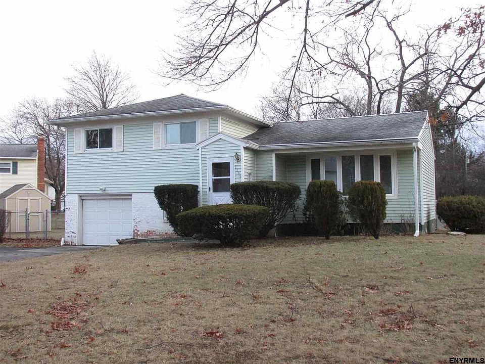 3 Bedrooms, 1.5 Baths, 1617 square feet, 1 Car Garage, .21 acre lot. Gas Hot Air Heat, Central Air.