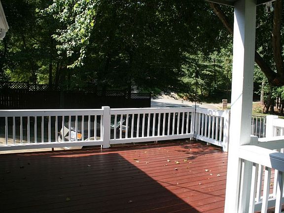 Large Deck, perfect for an outside table!