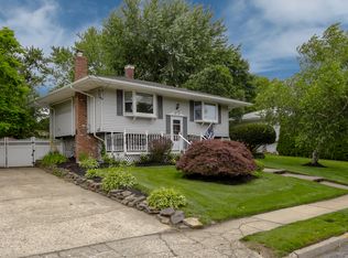 18 Buckskin Ln, Selden, NY 11784