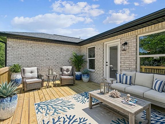 4th image of 249 Paradise Palm Cir