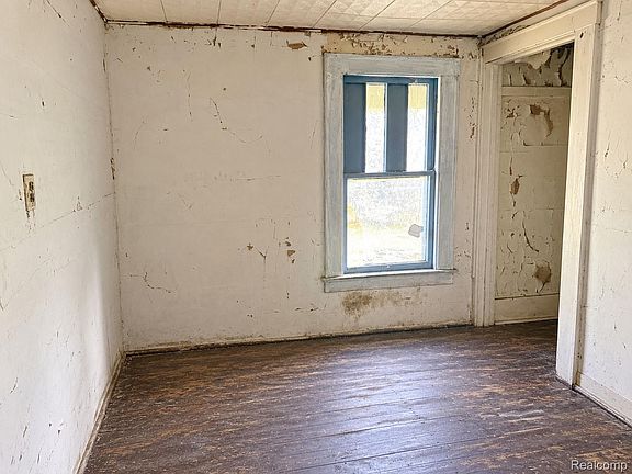4th image of 1534 Bennett Ave