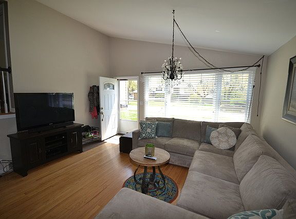 4th image of 412 E Bryn Mawr Ave
