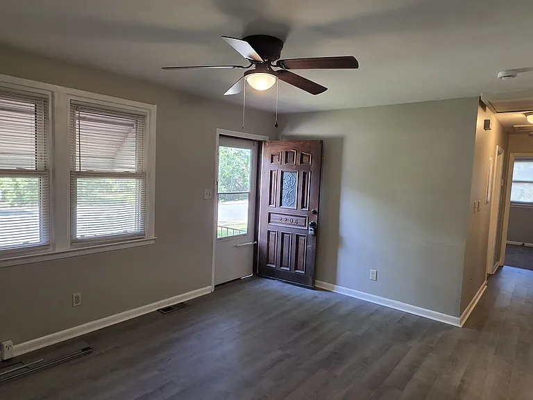 2206 Bothwell St — Photo 2