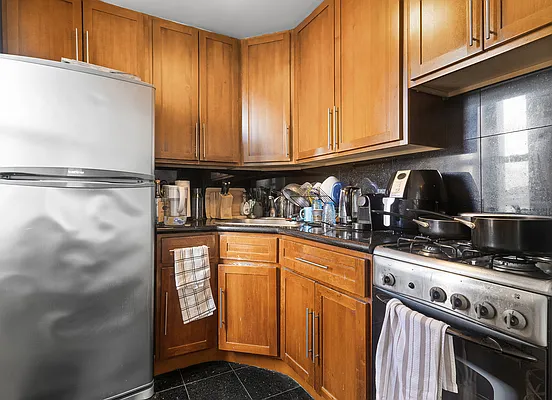 Rented by SERHANT. | media 5