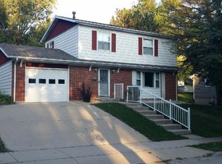 2276 Graham Cir, Dubuque, IA 52002