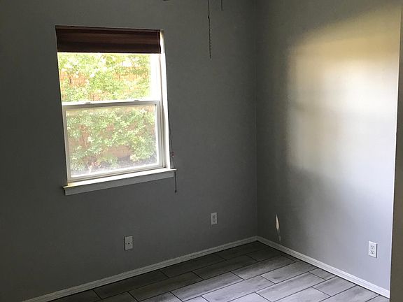 4th image of 403 SW 20th St