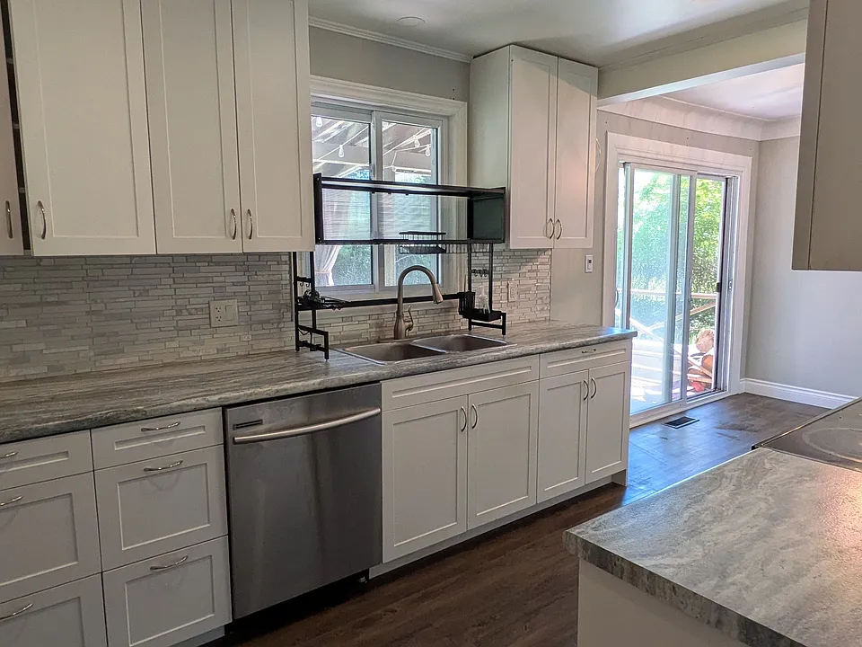 3204 Saint Paul Ave #MAIN FLOOR