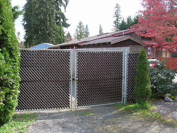 Automatic driveway gate