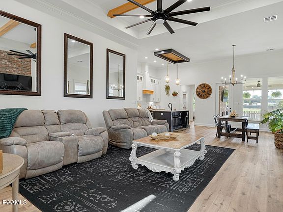 5th image of 119 Lakes Edge Dr