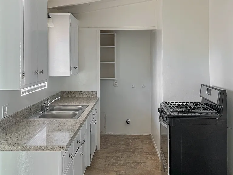 560 E Oakland Ave — Photo 5