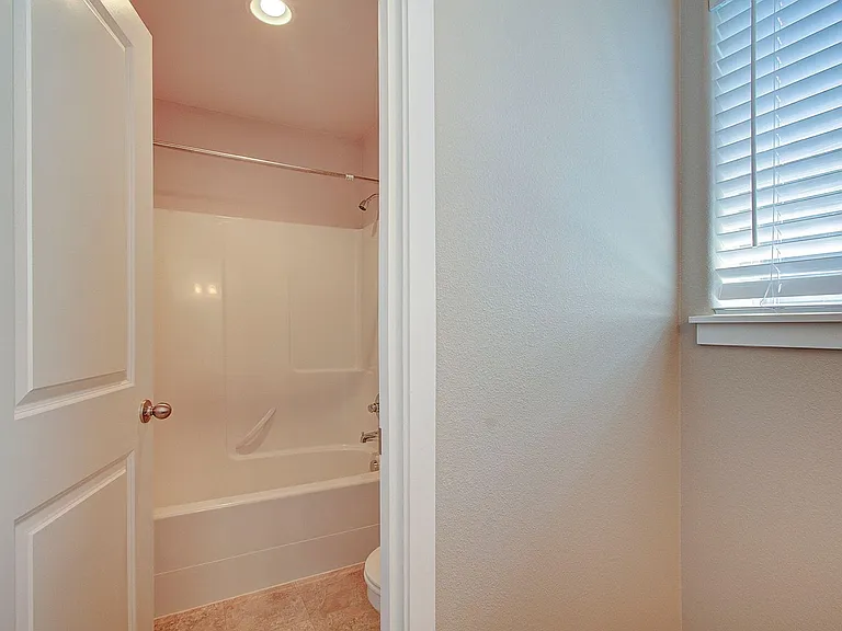 5615 NE 52nd Pl — Photo 17