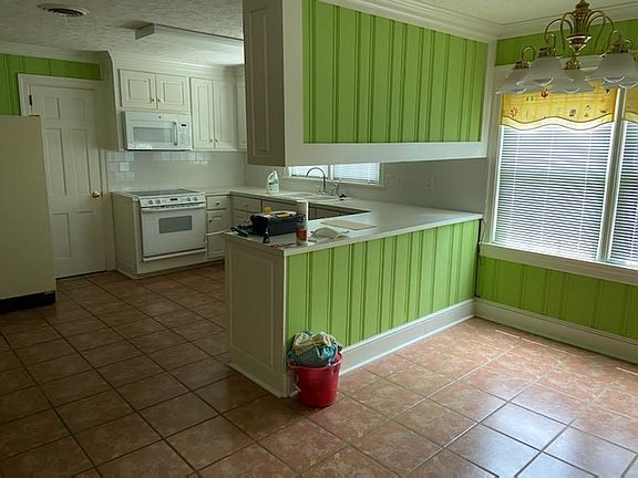 4th image of 142 Westhampton Ave