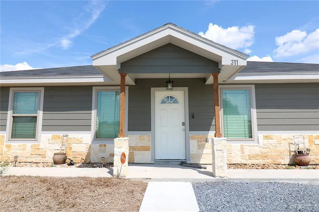 3 bed, 2.0 bath, 1247 sqft, $1,350 — Photo 2