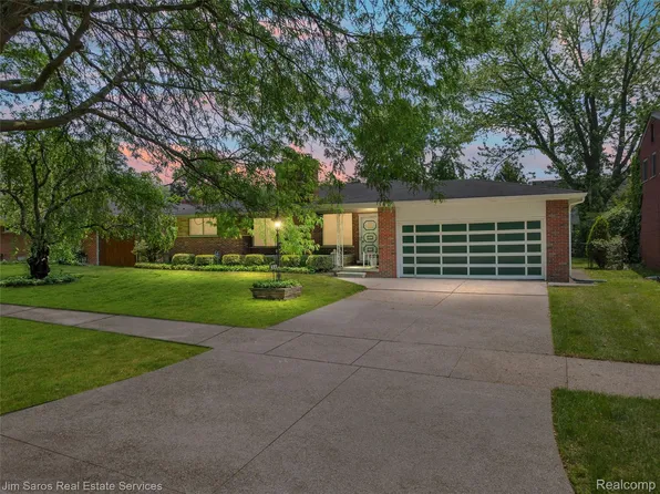 693 Anita Ave, Grosse Pointe Woods, MI 48236